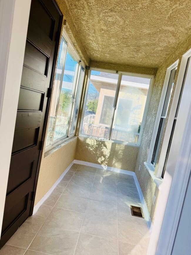 Building Photo - Two Bedroom Home with Enclosed Yard for Re...