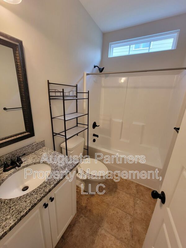 Building Photo - 257 Tulip Dr