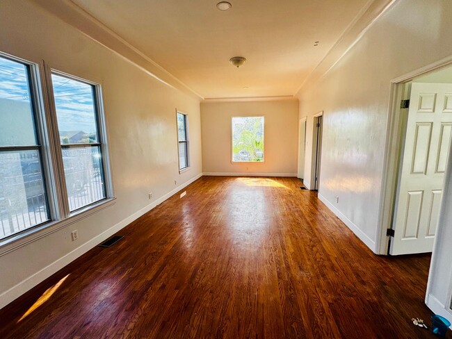 Building Photo - Two Bedroom Home with Enclosed Yard for Re...