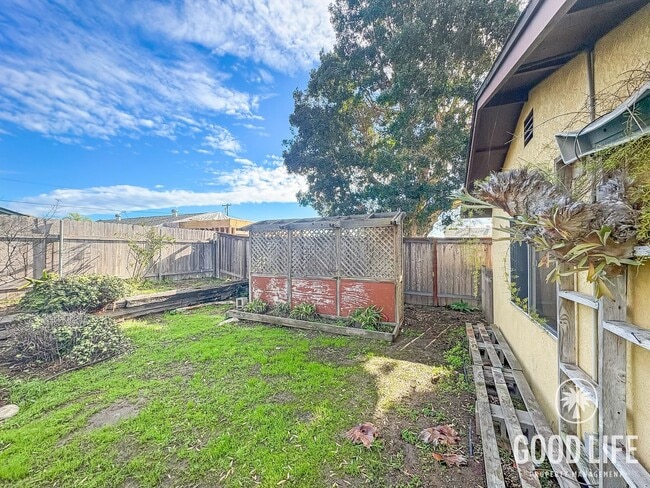 Building Photo - Rare Large Lot + Open Floorplan with Beautiful Artisting Styling