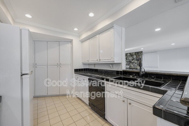 Building Photo - 5111 Roxborough Dr