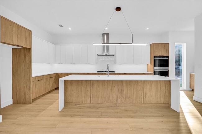 Building Photo - 1703 Nomas St