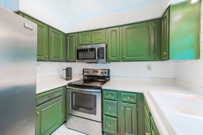 Building Photo - Charming 4BR/2BA Cape on a Large Corner Lot — Minutes to Chesterfield Towne Center — $2,095/mo!