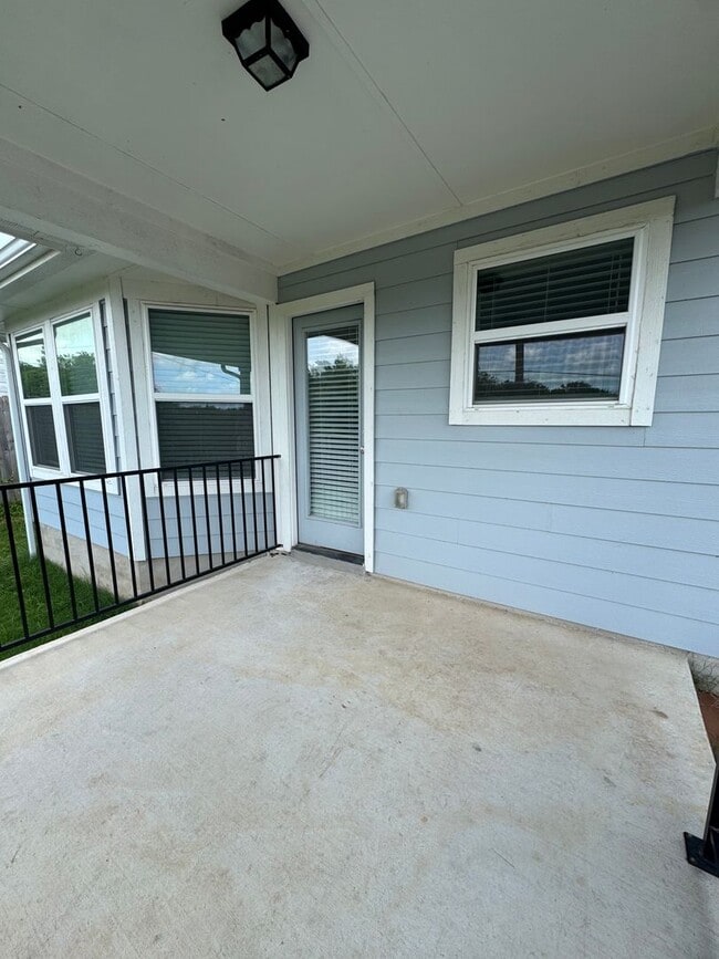 Building Photo - 2 BR/2BA | Single Family Home | 1-Car Garage Parking | Fenced backyard  In Austin!