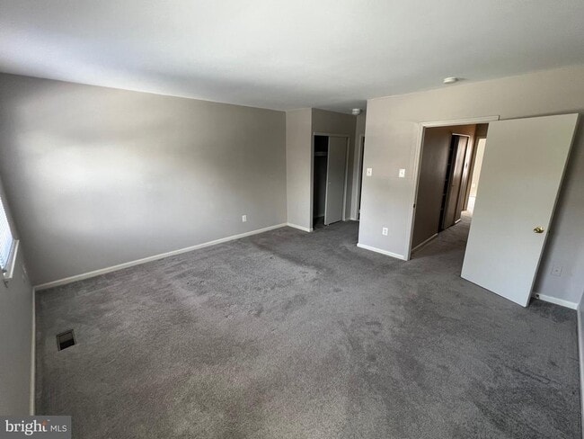 Building Photo - 8 Coventry Ct