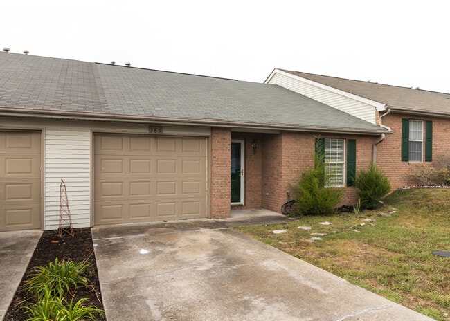 Primary Photo - 385 Hawthorne Oaks Way