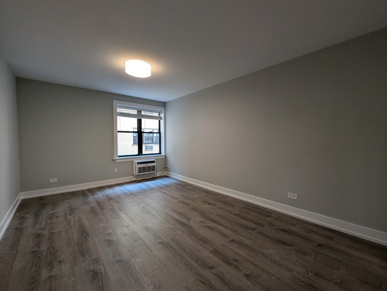 Building Photo - 456 W Barry Ave