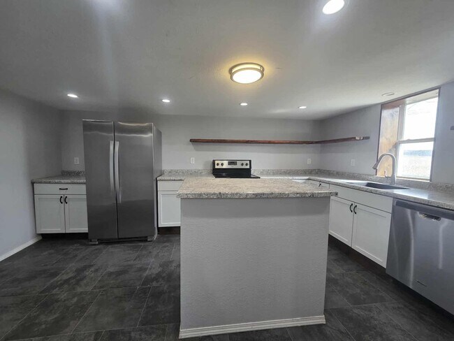 Building Photo - Charming Farm House!