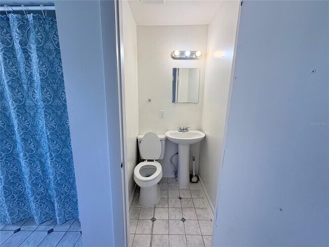 Building Photo - 2320 Crest Dr