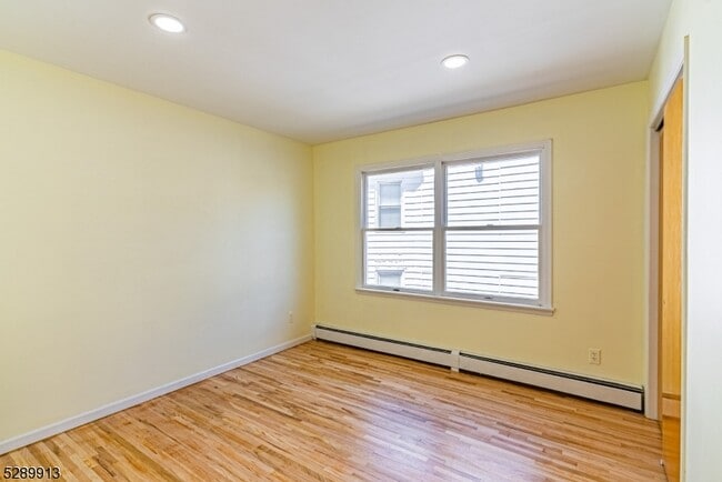 Building Photo - 16 Harris St