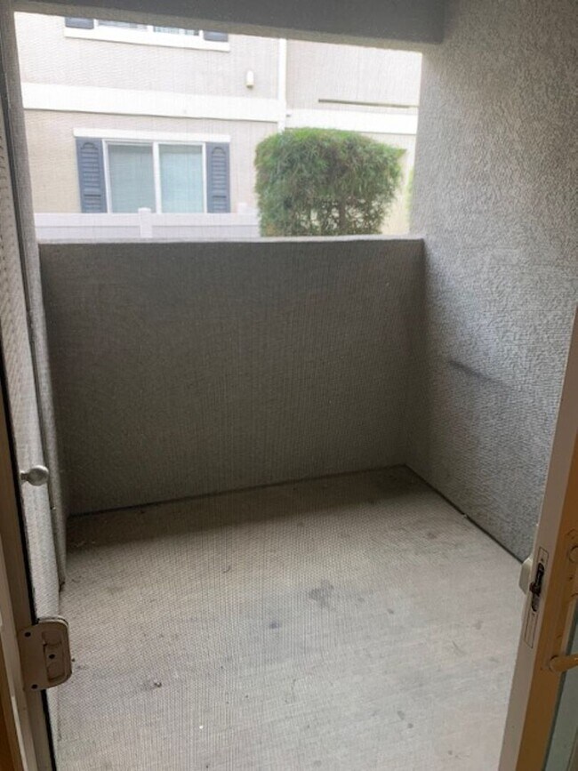 Building Photo - 2 Bed/2 Bath