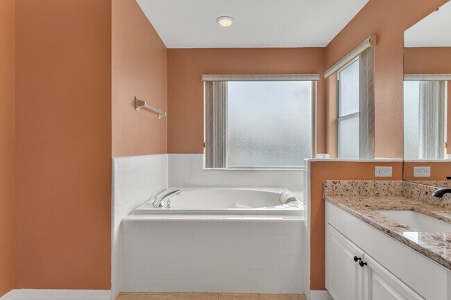 Building Photo - Spacious 6-bedroom, 3-bathroom and pool Tu...