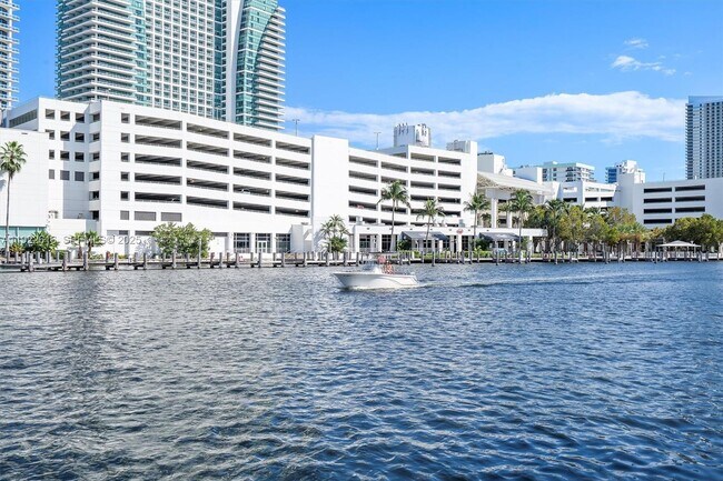 Building Photo - 600 Parkview Dr