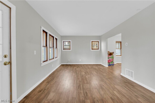 Building Photo - 485 E Archwood Ave
