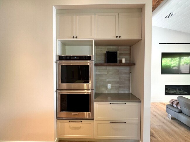 Building Photo - 1910 Raymond Ln