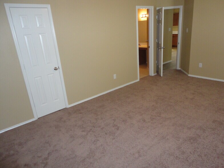 Building Photo - 811 Wild Prairie Dr