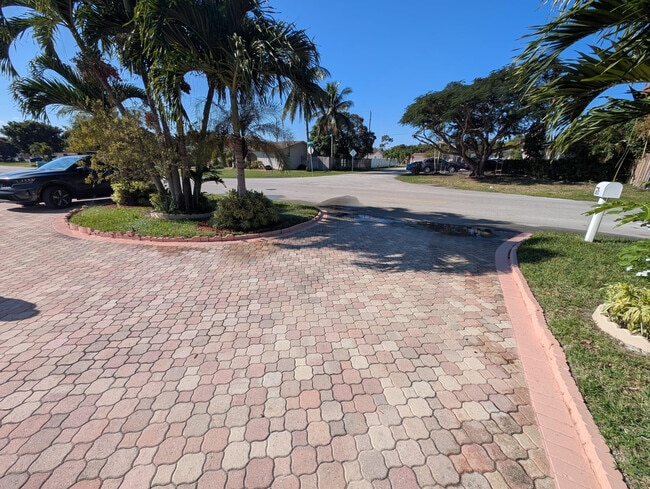 Building Photo - 2817 Dolphin Dr