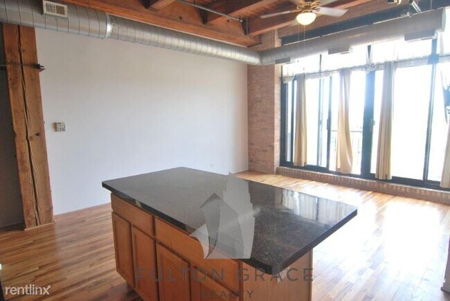 Building Photo - 1245 W Van Buren St