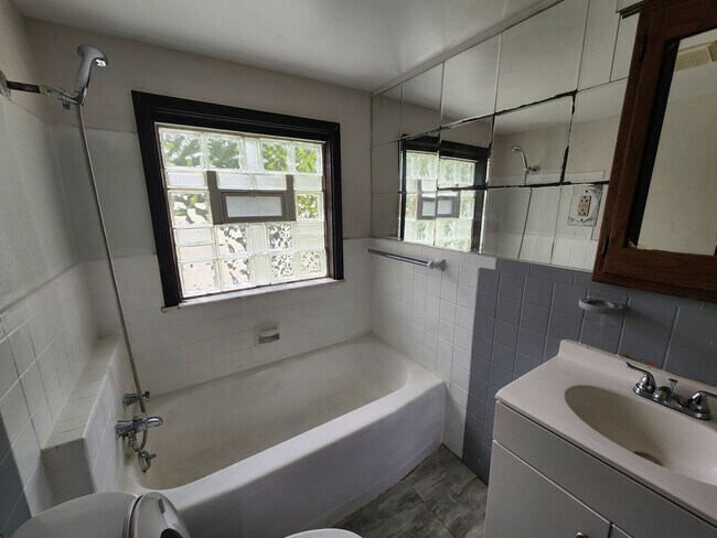 Building Photo - 3 Bedroom 1 bath HomeCharming Updated Home in Quiet Bedford Neighborhood