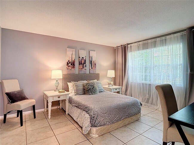 Building Photo - 137 Southeast Jefferson Cir N