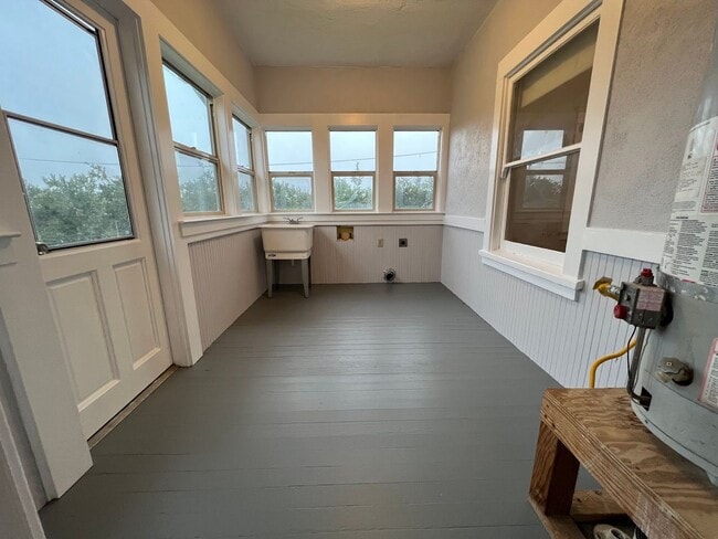 Building Photo - Country Home