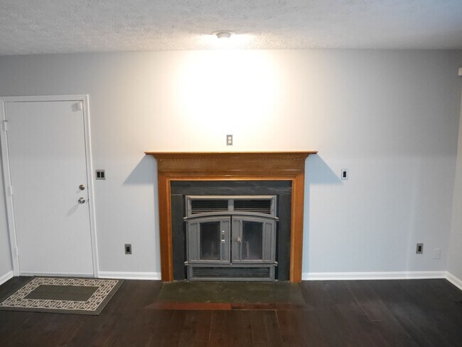 Building Photo - Spacious 5 Bedroom Home in Quiet Cul-de-Sac
