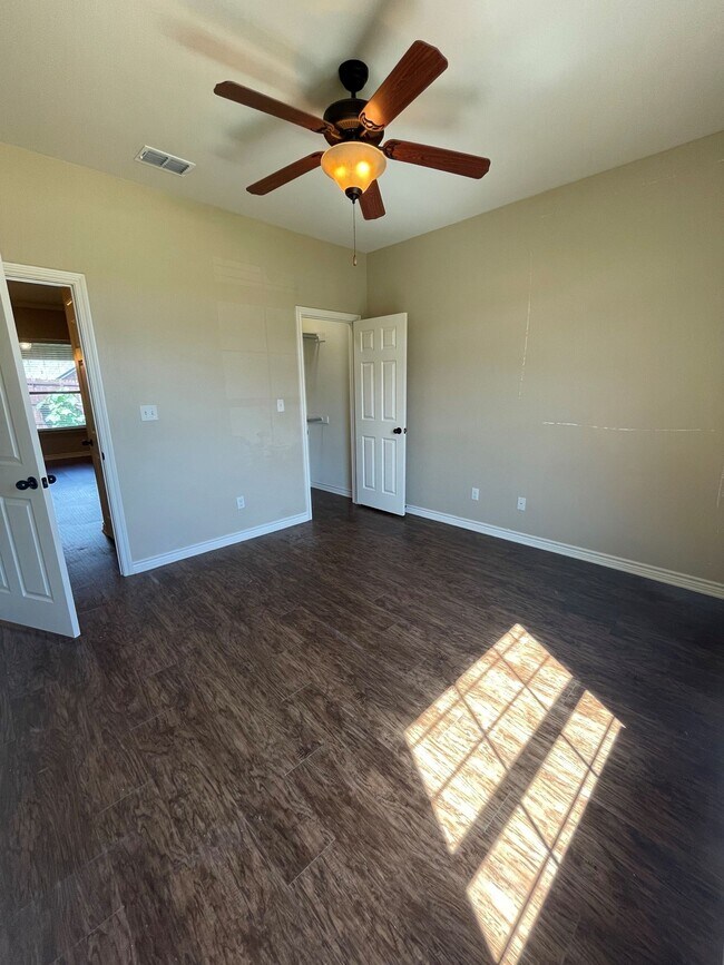 Building Photo - Beautiful 3-bed/2-bath with garage!