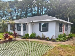 Building Photo - Beautifully renovated studio with extra large spa bathroom and yard