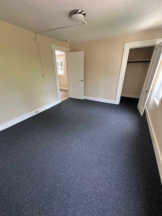 Building Photo - 144 Intervale Ave