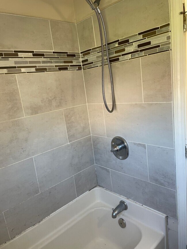 Building Photo - 904 Forestdale Ave