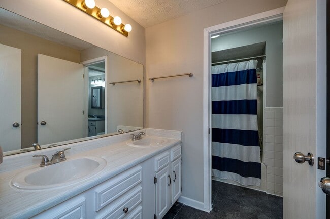 Building Photo - COME SEE THIS BEAUTY!