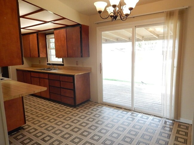 Building Photo - 3 Bedroom, 1 Bathroom in Heights Subdivisi...