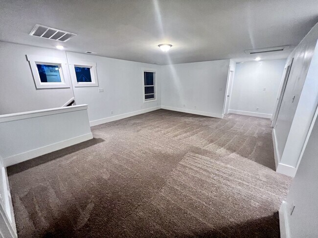 Building Photo - Magnificent 4 Bedroom Home!!
