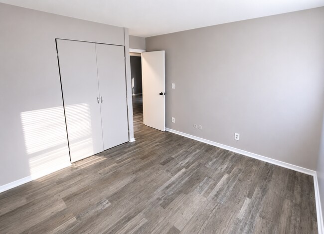 Building Photo - 4511 N Kenmore Rd