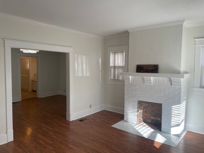 Building Photo - Historic Home 3BR / 2BA Detached Garage, W...