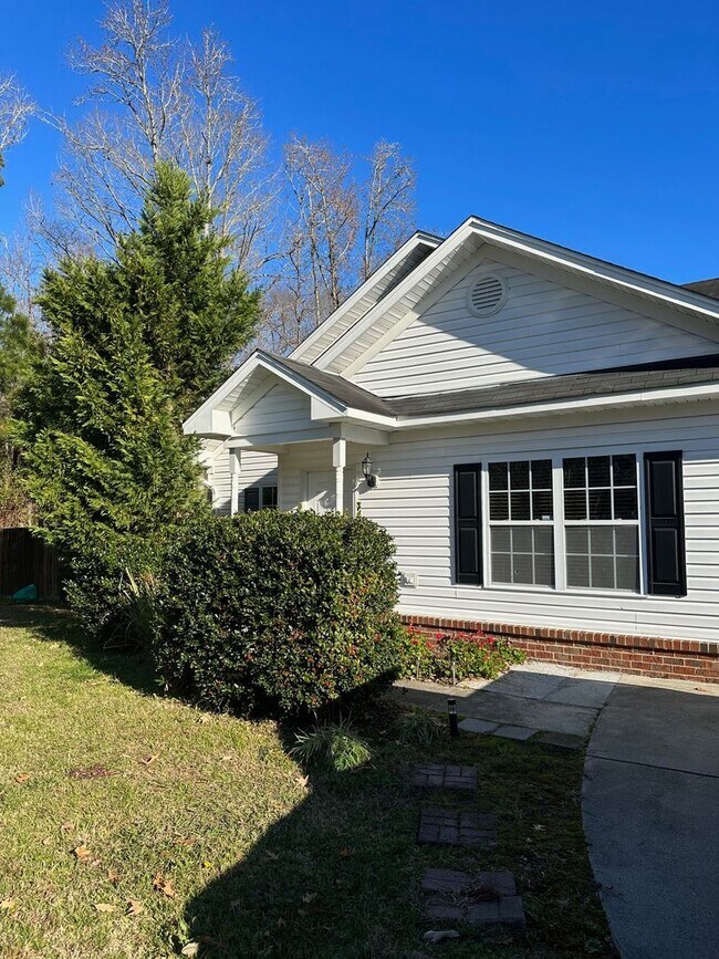 Building Photo - Beautiful 3 Bedroom close to the Oceanfront