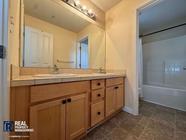 Building Photo - Spacious 5-Bedroom Home with 3-Car Garage & Fenced Yard in Kent!!