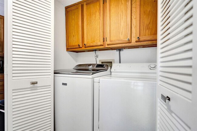 Building Photo - 270 Captains Walk