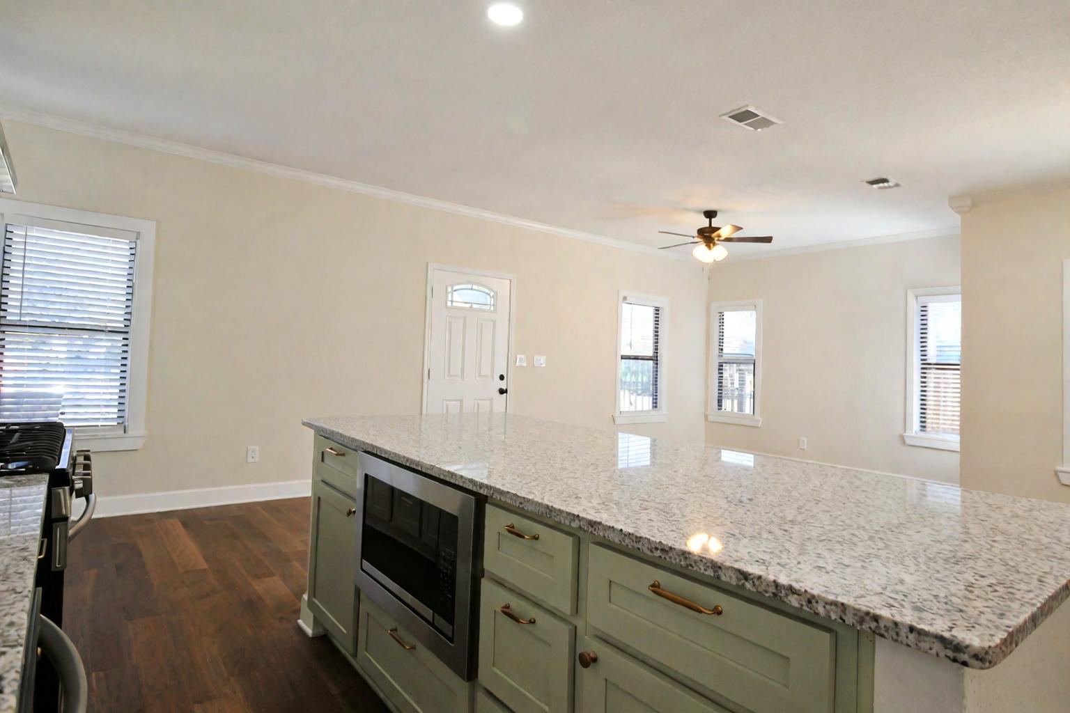 Building Photo - 610 W Rosewood Ave