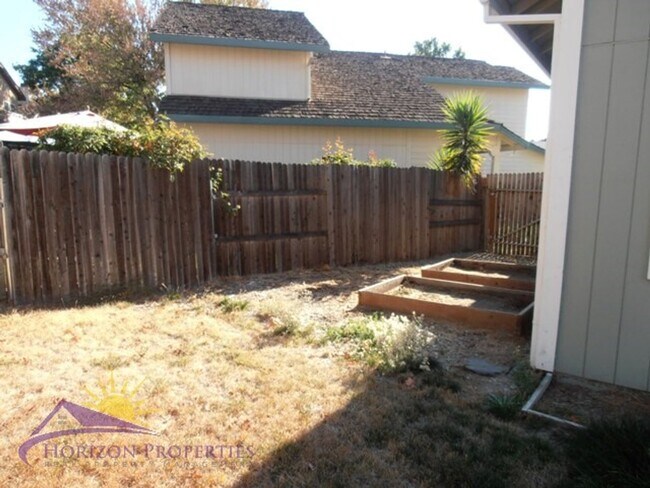 Building Photo - Spacious 3 Bed 2.5 Bath 1,959 Sq. Ft. Antelope Home