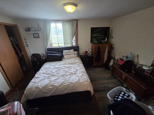 Building Photo - Available August! - 2 Bed 1 Bath Apartment