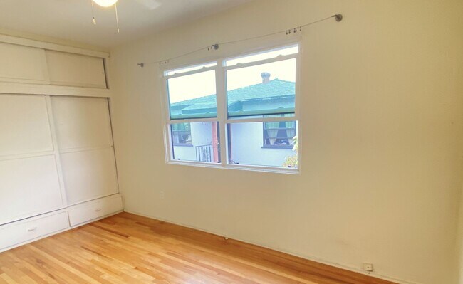 Building Photo - South Park Area 2 Bedroom Cottage w/Garage