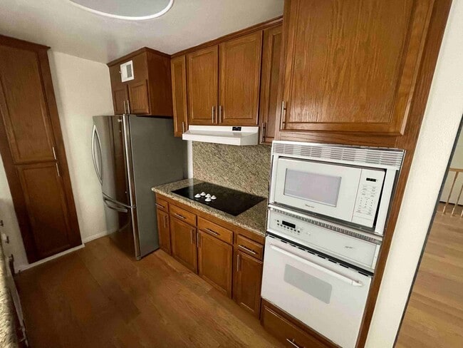 Building Photo - LARGE ENCINO SPA CONDO!