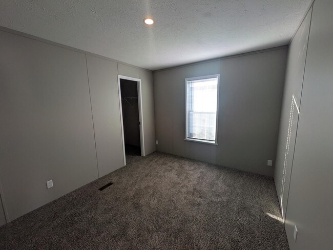 Building Photo - 472 Montana