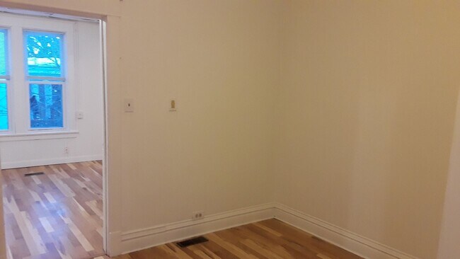 Building Photo - AVAILABLE JULY - 3 BED 1 BATH