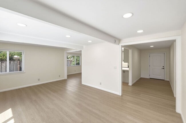 Building Photo - Conveniently Located 3 Bed, 2 Bath Home w/ Huge Patios