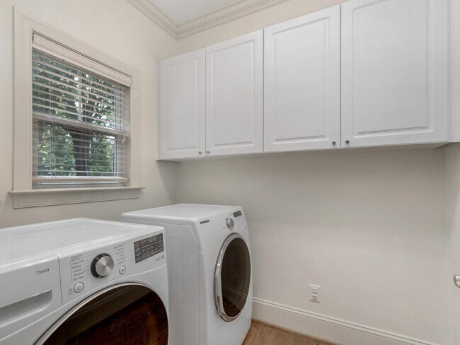 Building Photo - Super cute bungalow in Chantilly with rocking chair front porch!