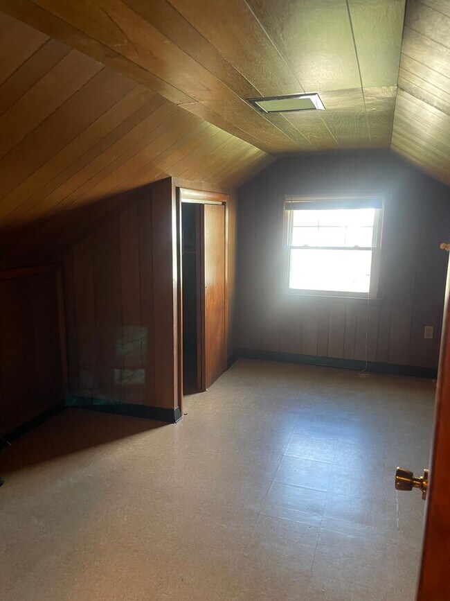 Building Photo - Roommate Needed for 4 BR 1 BATH home