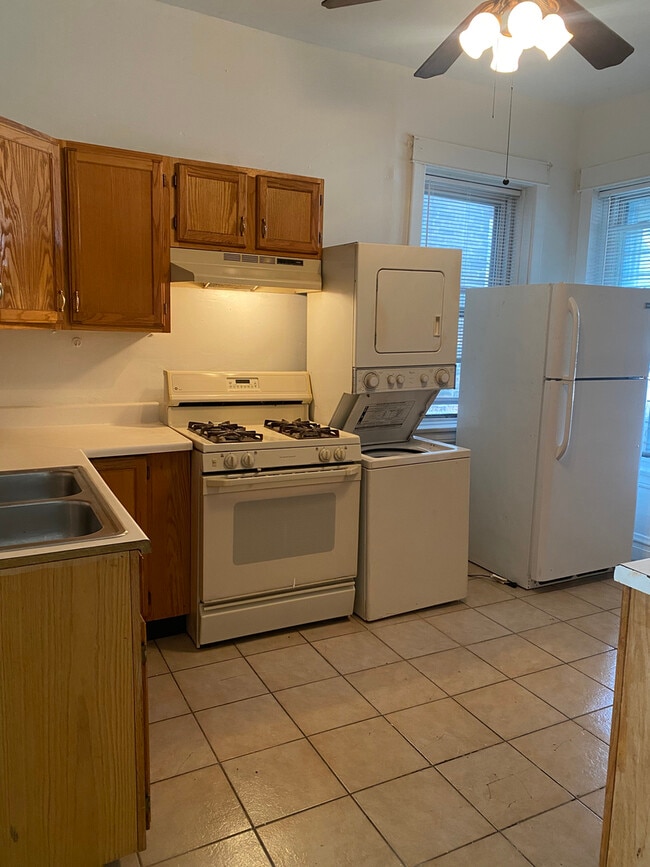 Building Photo - 866 W Buckingham Pl