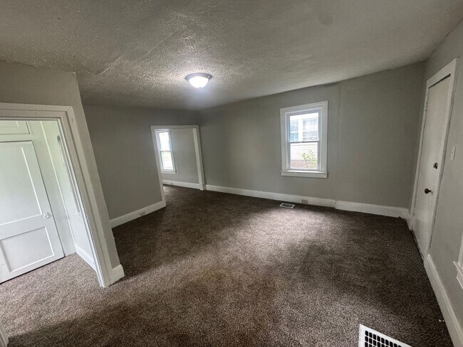 Building Photo - Charming 3-Bedroom Property in Prime Location
